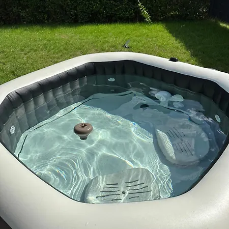 Traumhafte Haushaelfte Mit Kamin, Garten & Whirlpool *