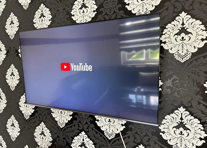 Traumhafte Haushaelfte Mit Kamin, Garten & Whirlpool Appartement *